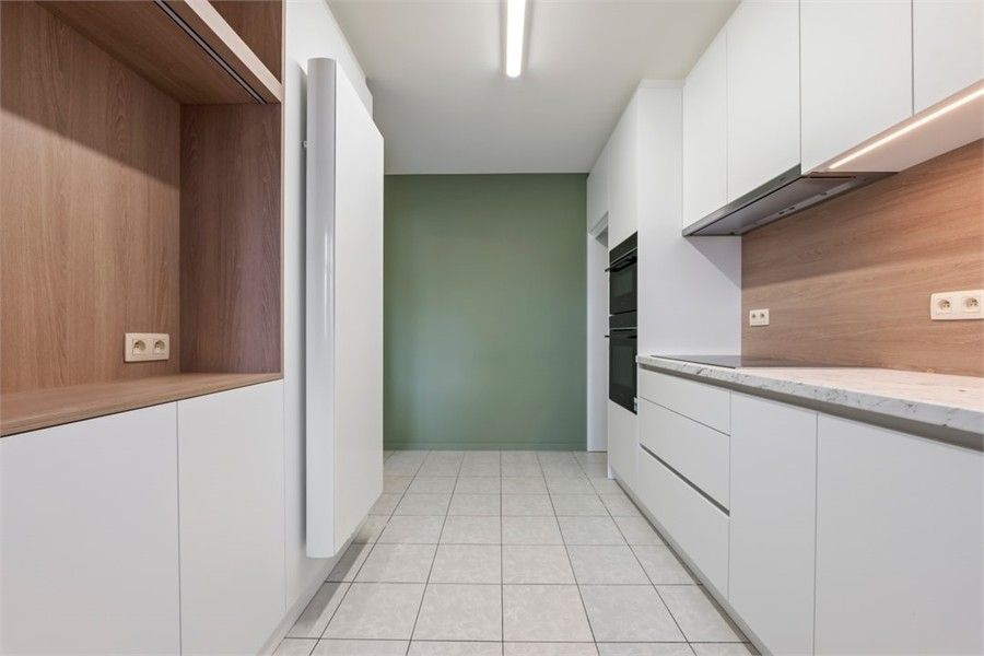 RUIM GELIJKVLOERS APPARTEMENT MET 3 SLKS EN EEN STAANPLAATS OP WANDELAFSTAND VAN HET CENTRUM VAN SINT-TRUIDEN foto 13