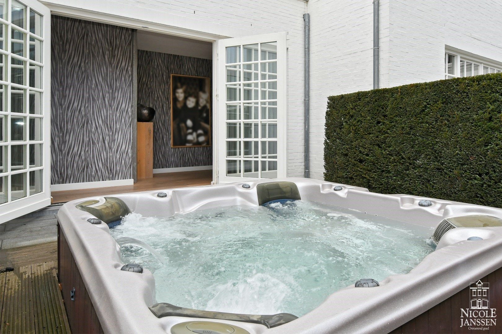 Luxueus en ruim ingedeeld landhuis met naastliggend garagegebouw met appartement foto 22