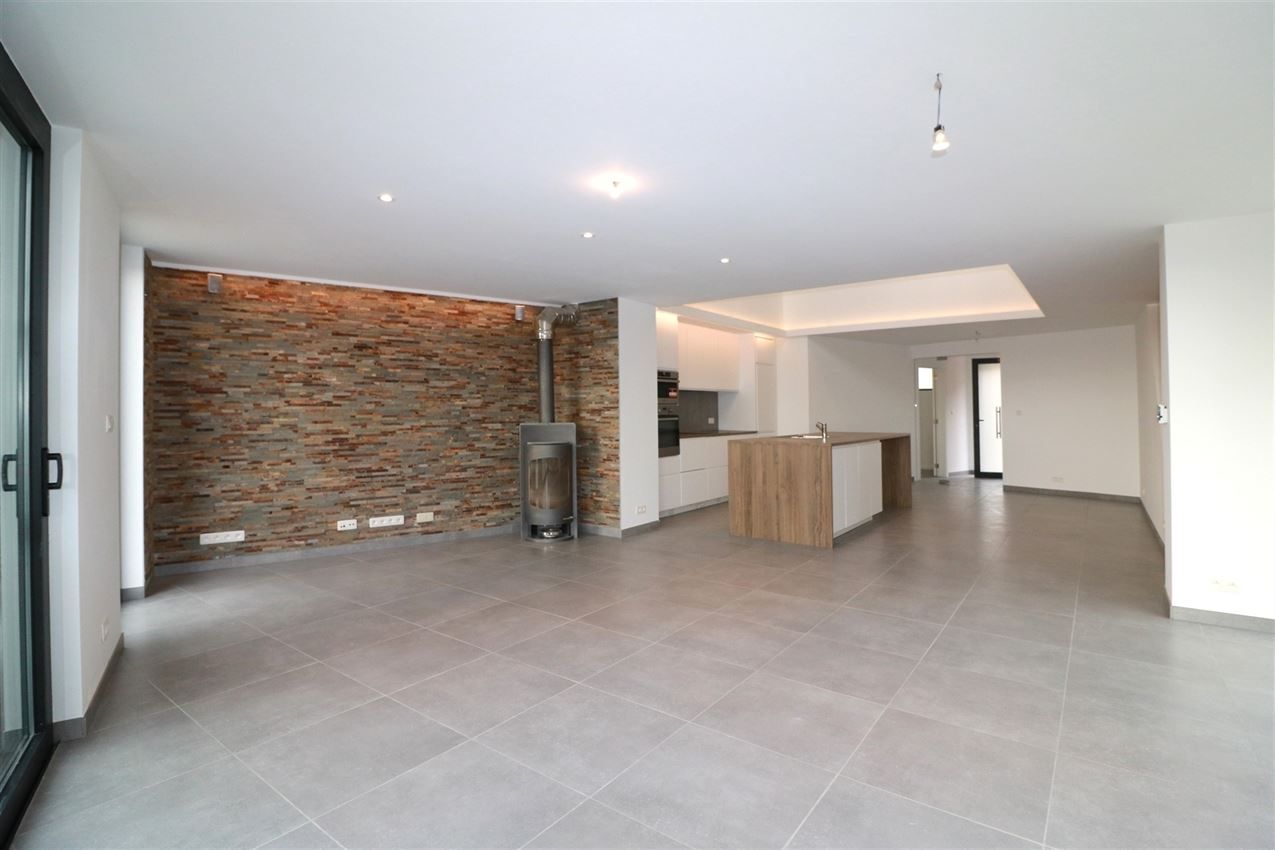 Architecturaal plaatje met 4 slpk., garage en riant terras foto 9
