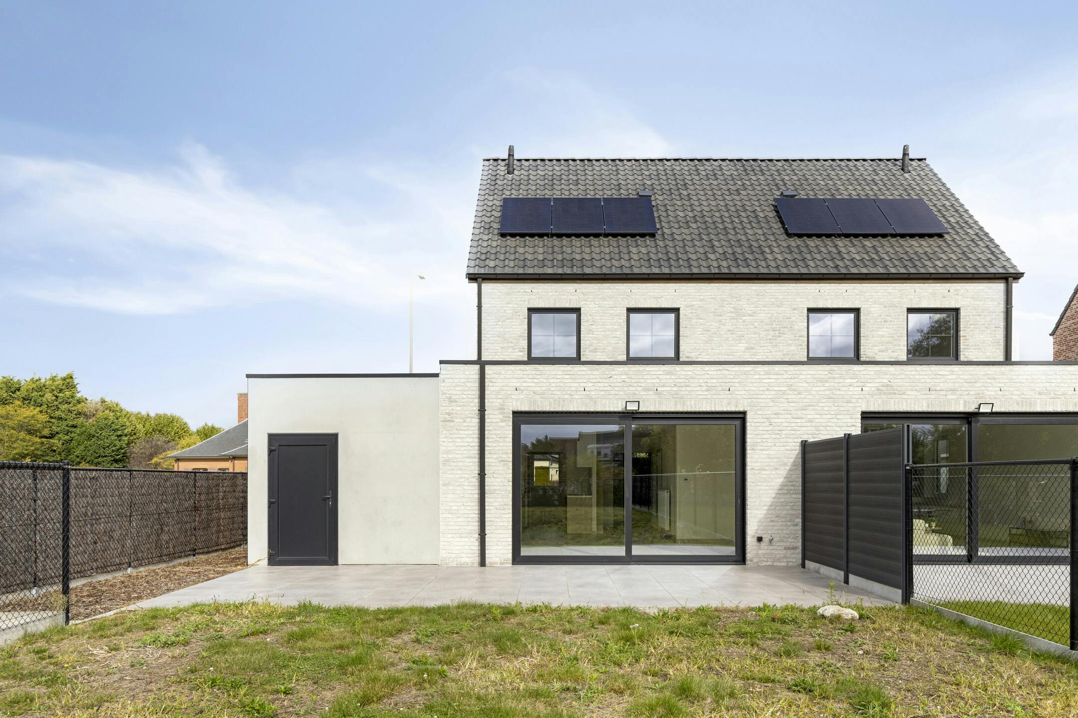 Instapklaar huis met 3 slaapkamers en carport in Izegem! foto 12