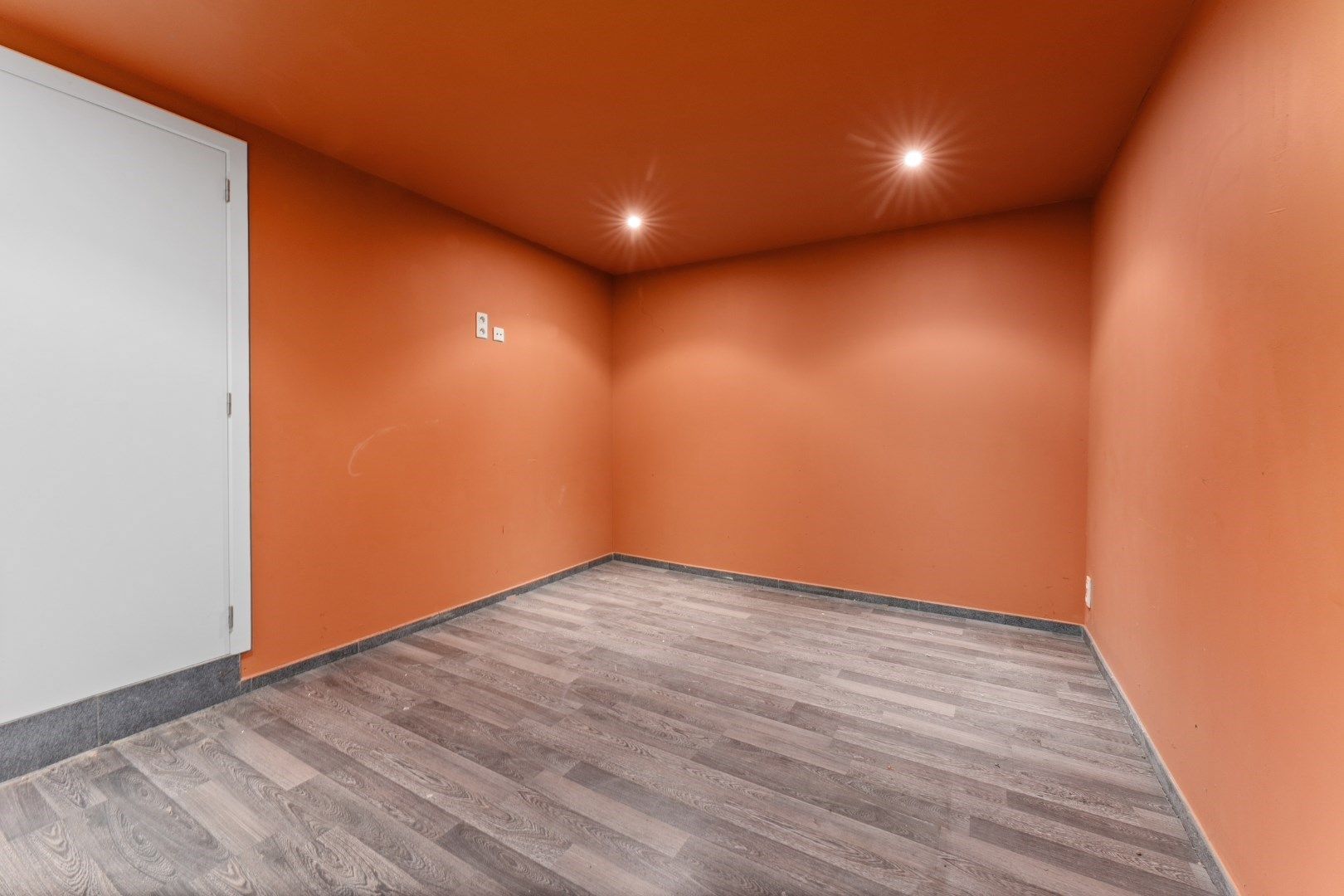UITZONDERLIJK: Zeer gezellige ongemeubelde woning met 4 slaapkamers op enkele passen van het Oosthoekplein! foto 14