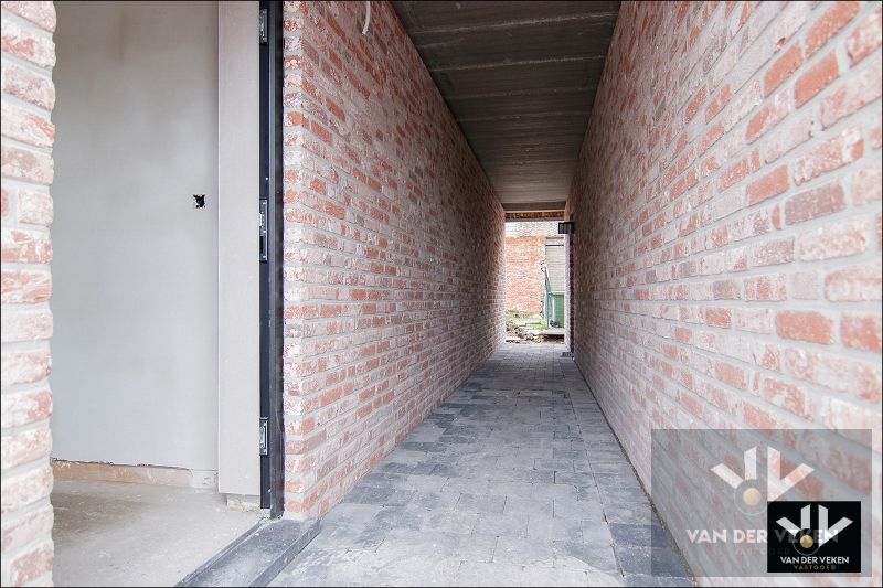 Volledig afgewerkte ruime, moderne nieuwbouwwoning met 3 ruime slaapkamers en een leefzolder (66 m²!) op een zeer goed bereikbare locatie te Tuilt (Kuringen) foto 2