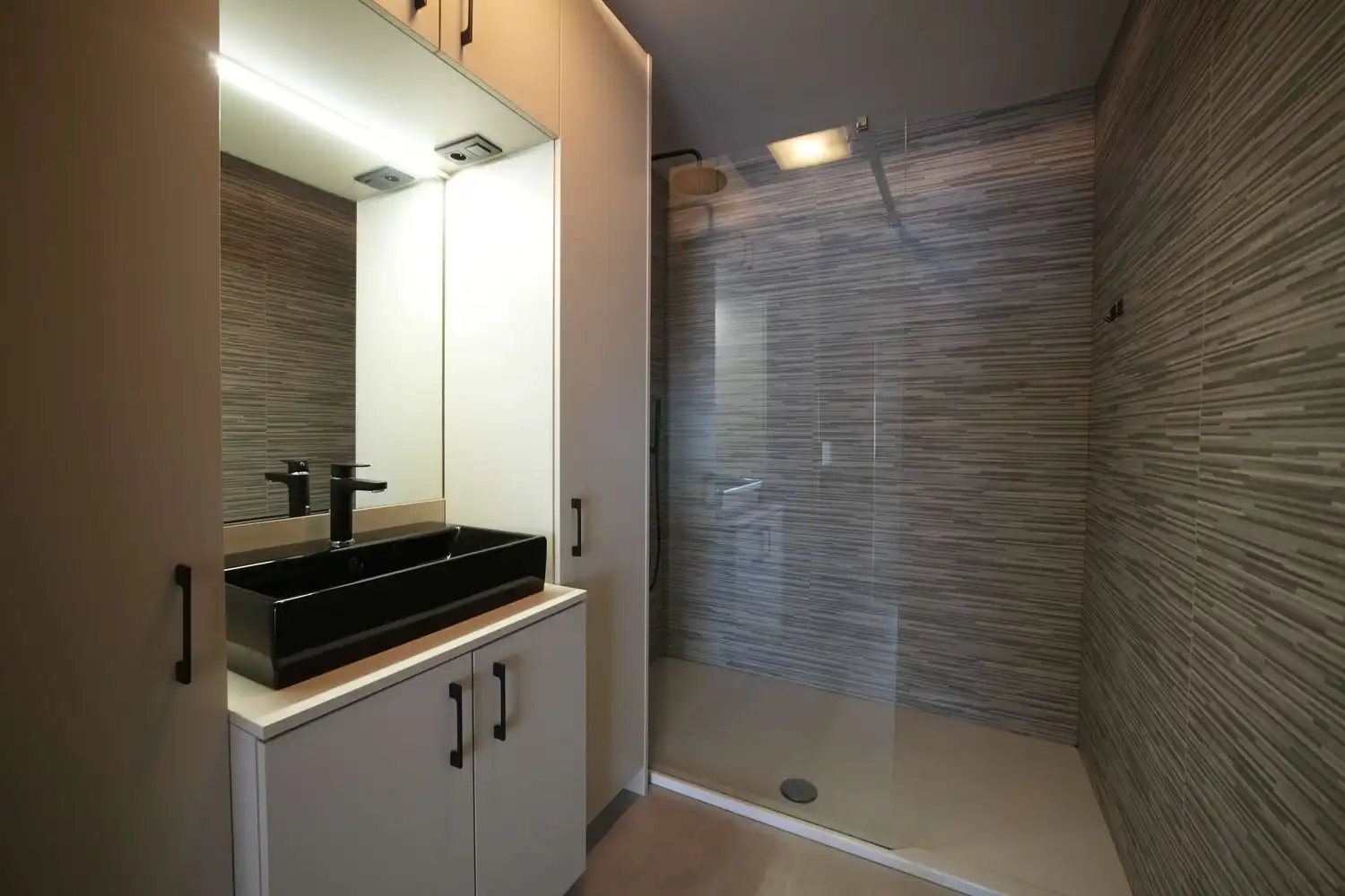 Ruim 3-slaapkamerappartement nabij centrum Genk met optie garage foto 8