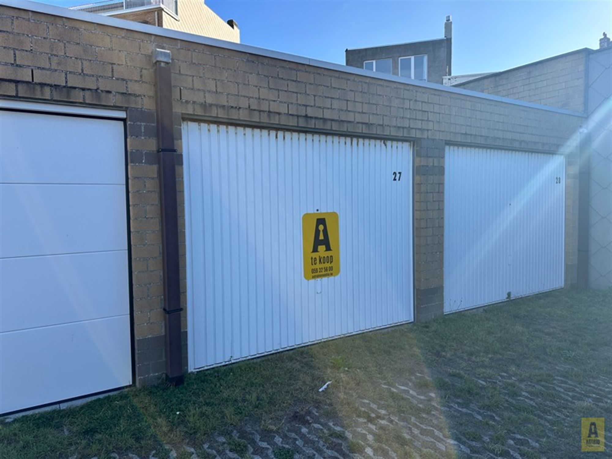Grote garagebox (erg diep! 33m2) in centrum! foto {{pictureIndex}}