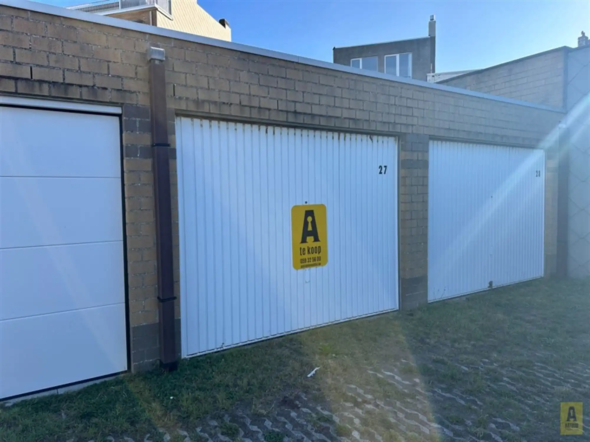 Grote garagebox (erg diep! 27m2) in centrum! foto {{pictureIndex}}
