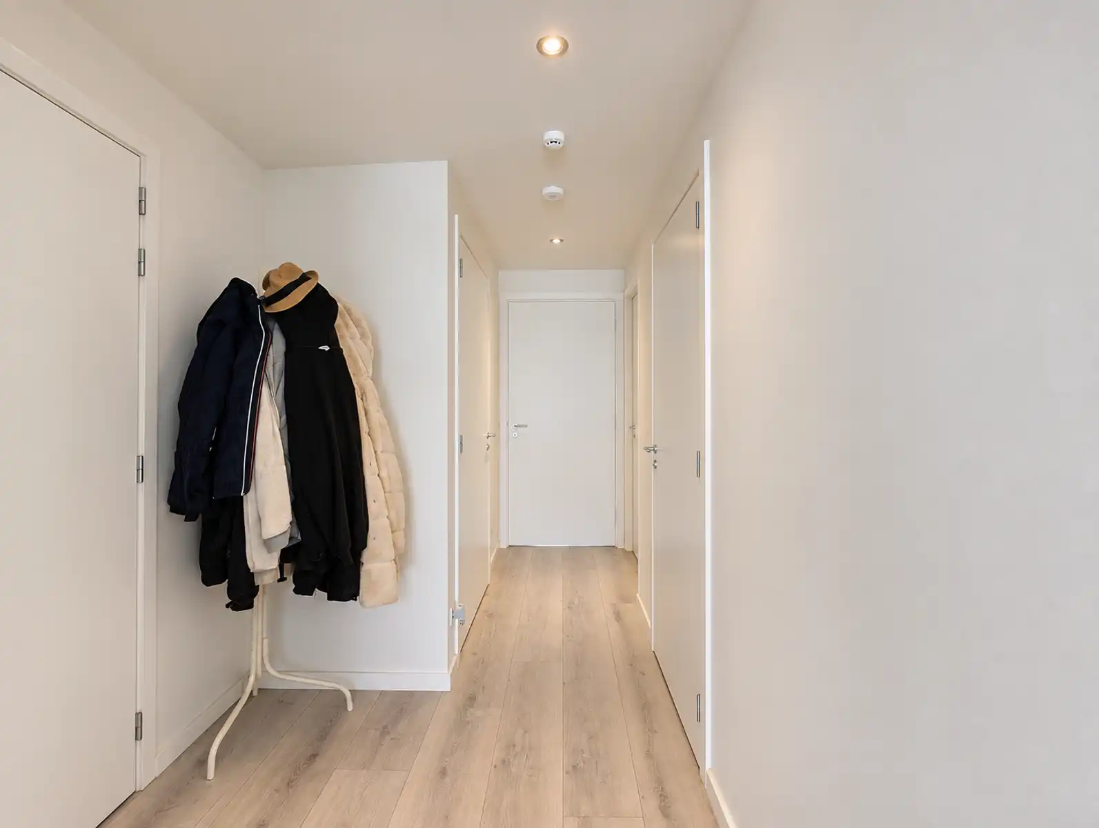 INSTAPKLAAR APPARTEMENT MET 2 SLPKS, TERRAS & AUTOPLAATS foto 3