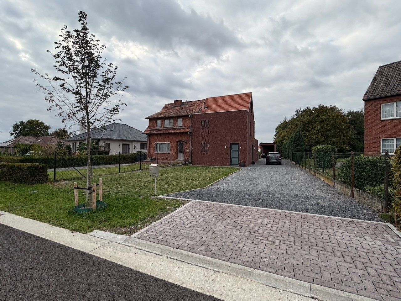 Genk, Leemstraat 28: Moderne, energiezuinige woning met 3 slaapkamers, tuin, carport, tuinberging,... foto 2