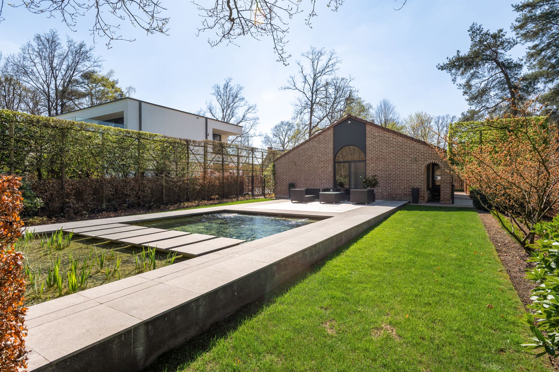 Luxueuze gelijkvloerse villa met zwemvijver op ca. 898 m². foto {{pictureIndex}}