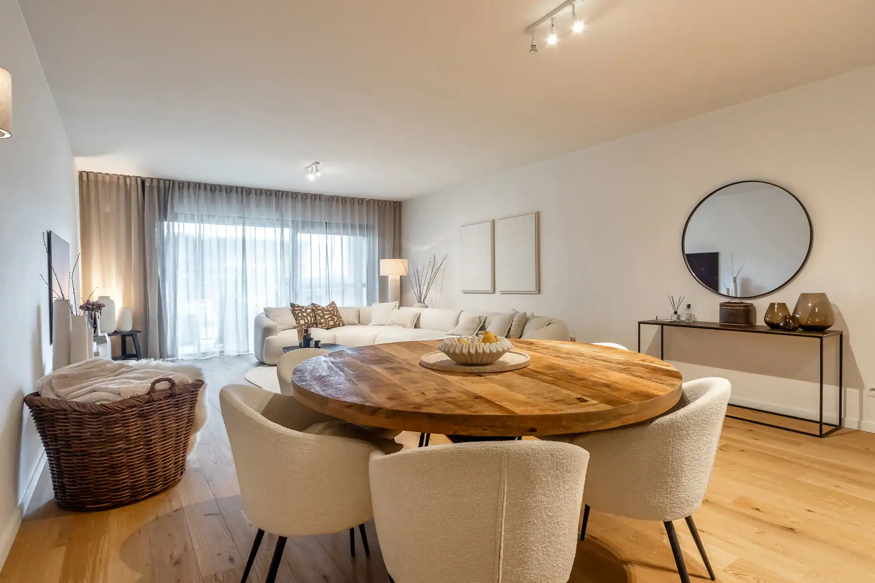 Recent gelijkvloersappartement met 3 slaapkmrs & staanplaats foto {{pictureIndex}}