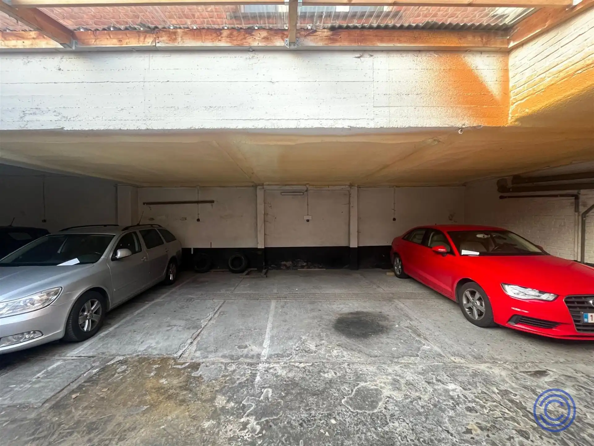 Afgesloten, overdekte staanplaats! foto 3