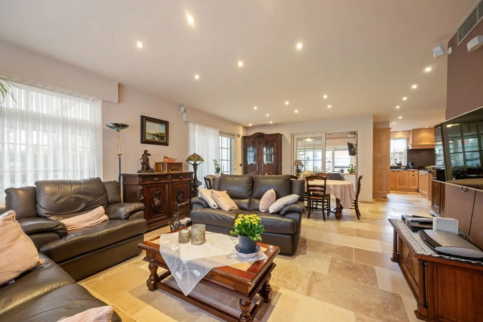 Recente halfopen woning met 3 slaapkamers, lift, garage en tuin op topligging in Ieper foto 5