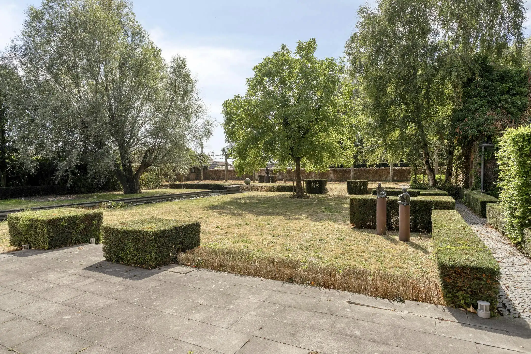 Unieke villa te koop in Zwevezele met prachtige tuin foto 8