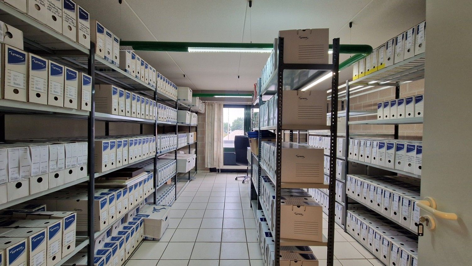 Kantoorruimtes met sanitair, kitchenette en parkeerplaatsen foto 16