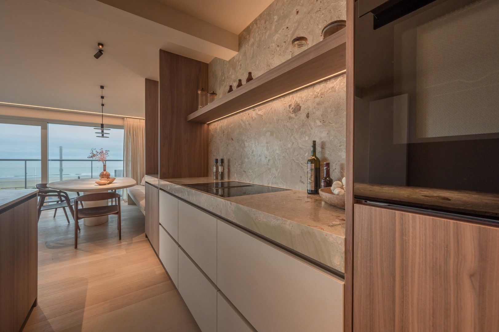Luxueus gerenoveerd hoekappartement met terrassen en frontaal zeezicht foto 8