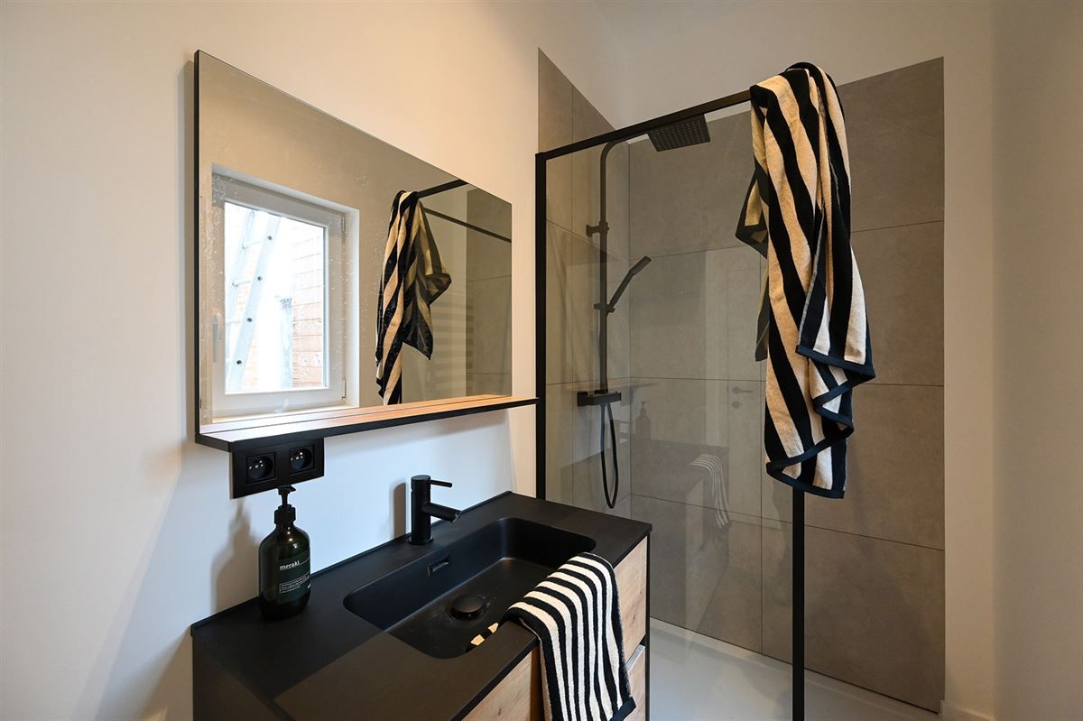 Volledig gerenoveerde opbrengsteigendom met 2 vergunde duplex-appartementen  foto 21