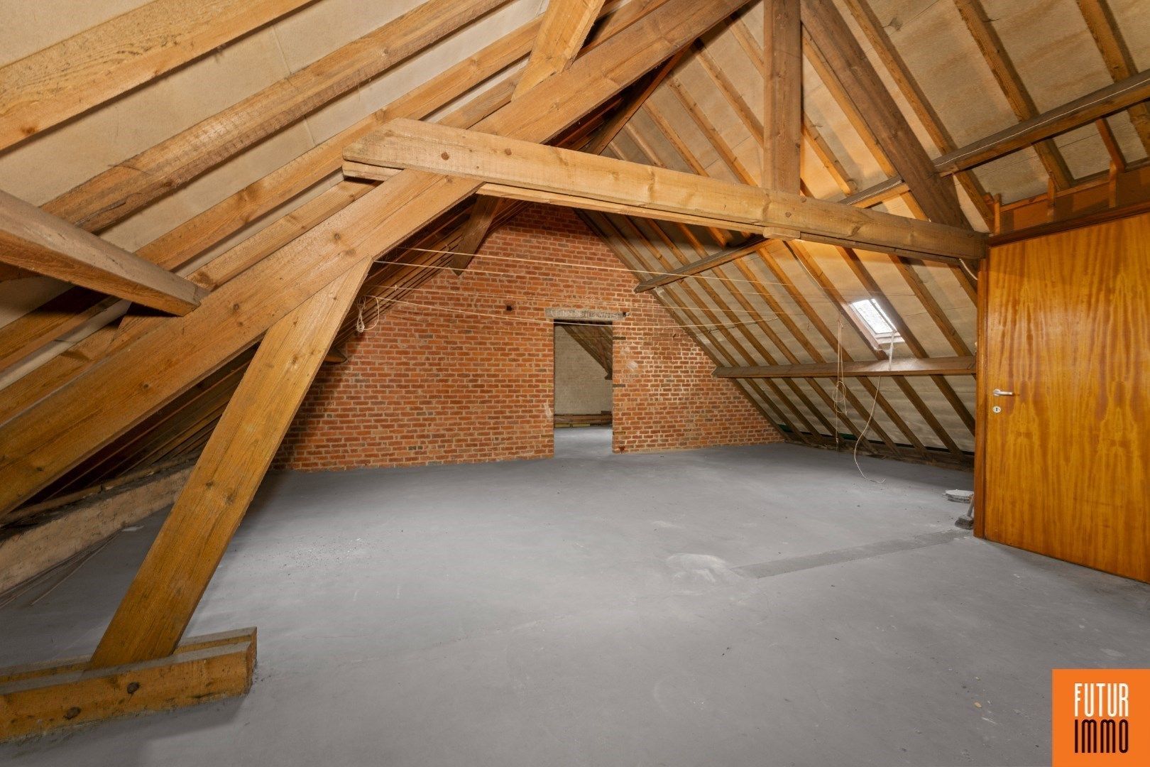 Te renoveren woning met achterliggende grond foto 9