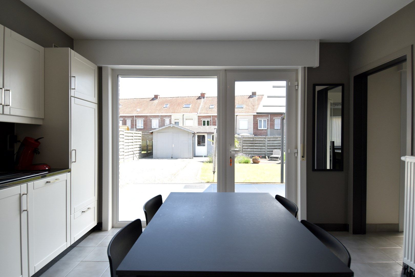 Instapklare HOB met 4 slaapkamers, 2 garages en een mooi stukje te tuin te koop in Lauwe foto 8