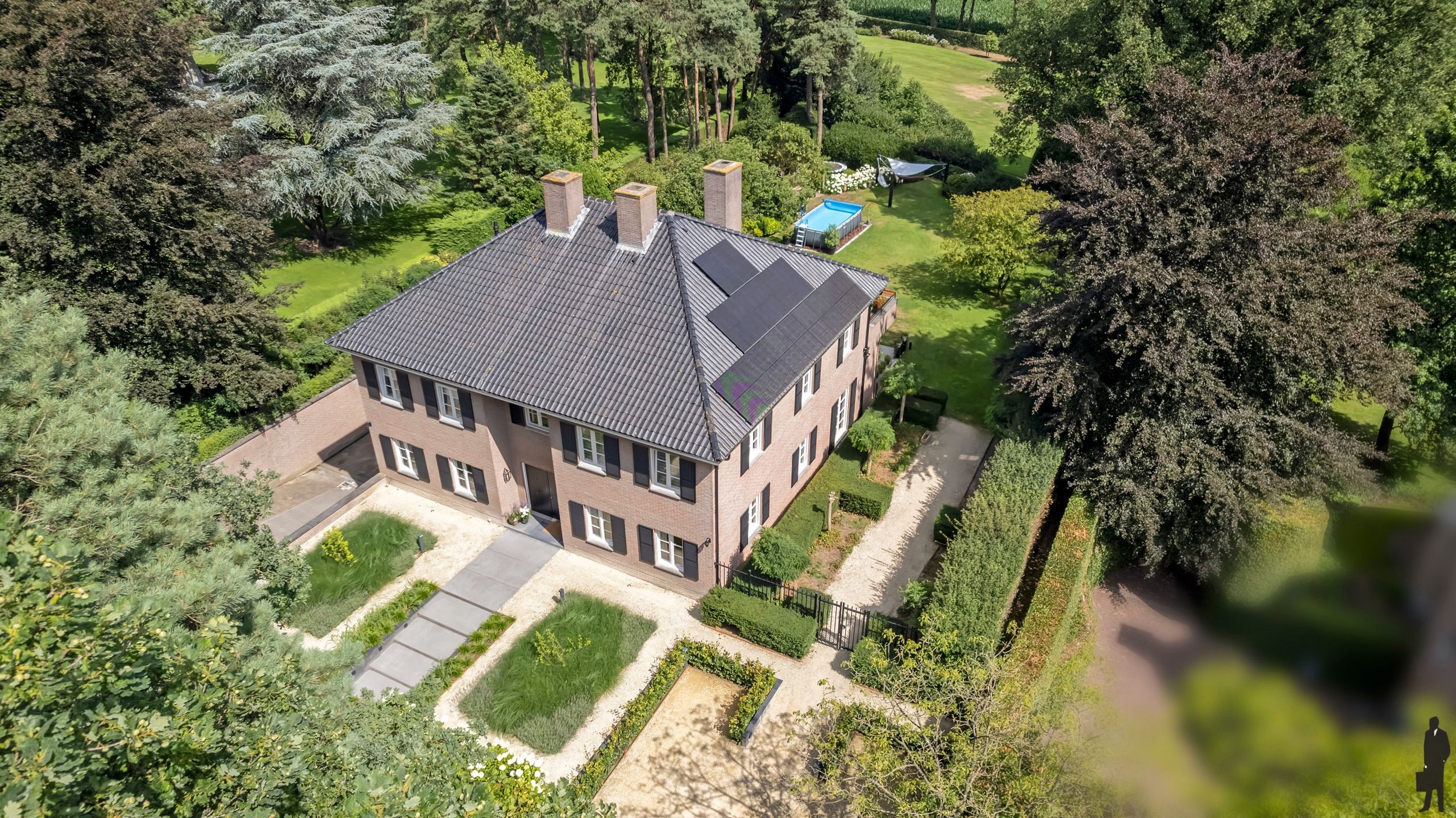 In de residentiële villawijk, De Meersebergen nabij Breda klassieke herenhuis op ca. 2135 m² met uitzicht op "Markdal". foto {{pictureIndex}}
