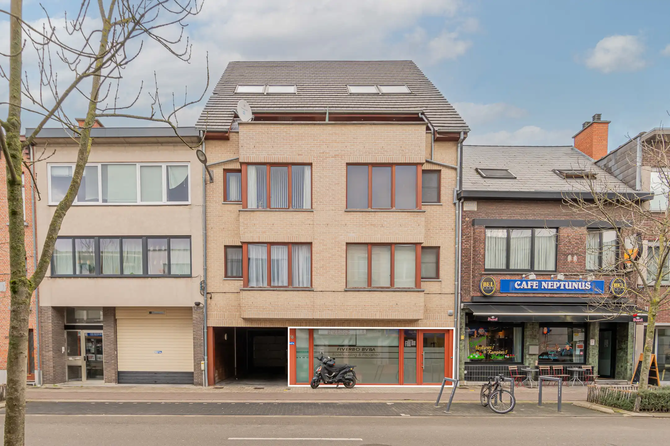 Handelsruimte/kantoorruimte te koop in centrum Willebroek foto {{pictureIndex}}