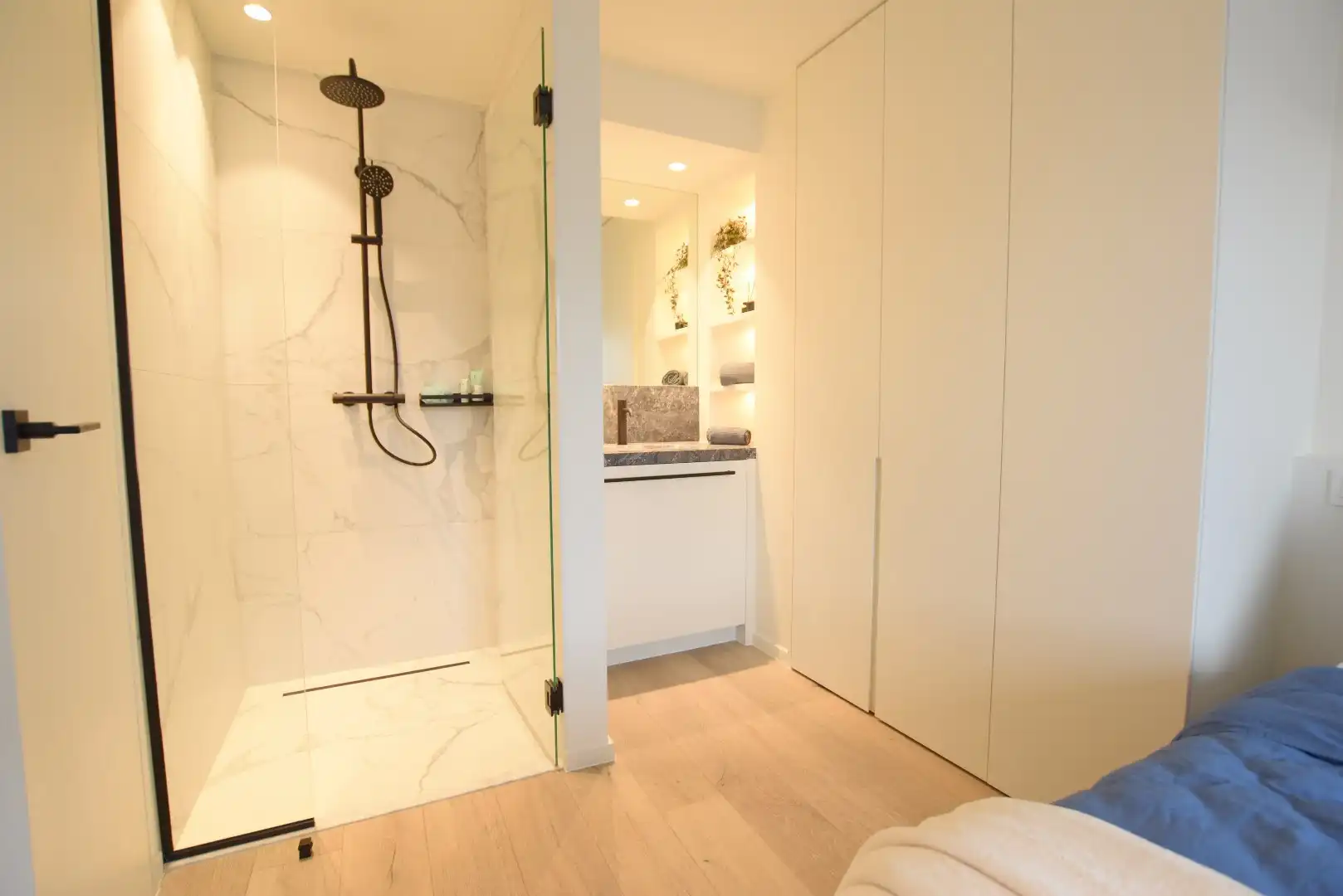 Schitterend gerenoveerd penthouse met 2 slaapkamers, een zonneterras en een prachtig zijdelings uitzicht op de zee. foto 10