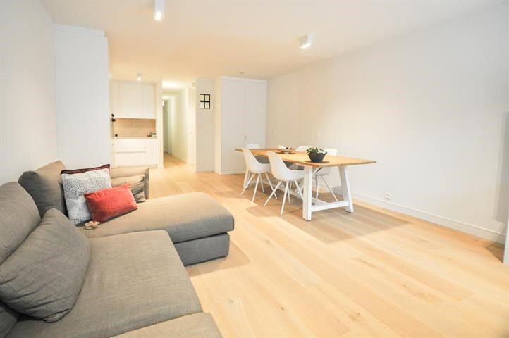 Volledig gerenoveerd, lichtrijk appartement op wandelafstand van zee en het commercieel centrum. foto 2