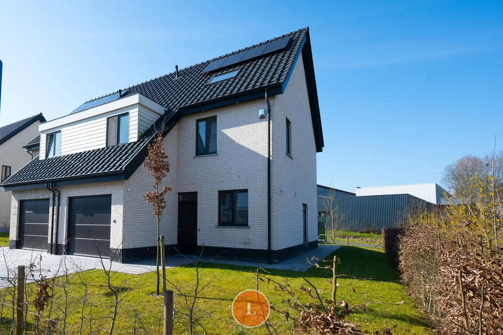 recente halfopen woning in een rustige wijk foto {{pictureIndex}}