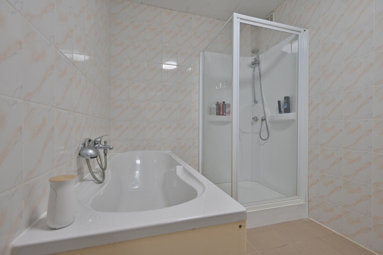 Royaal gelijkvloersappartement met 2 slaapkamers en inpandige garage, nabij het centrum van Lanaken foto 14