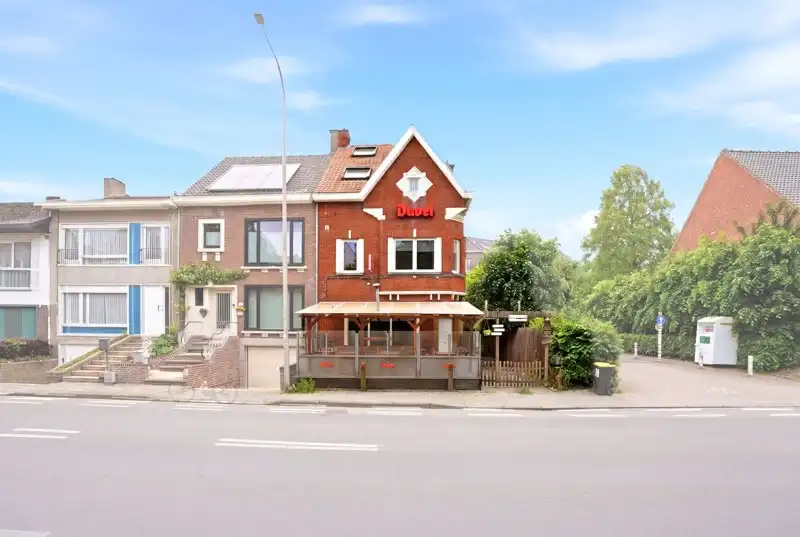 Commercieel pand met woonst en feestzaal op zichtbare locatie te Tielt 🏠 foto {{pictureIndex}}