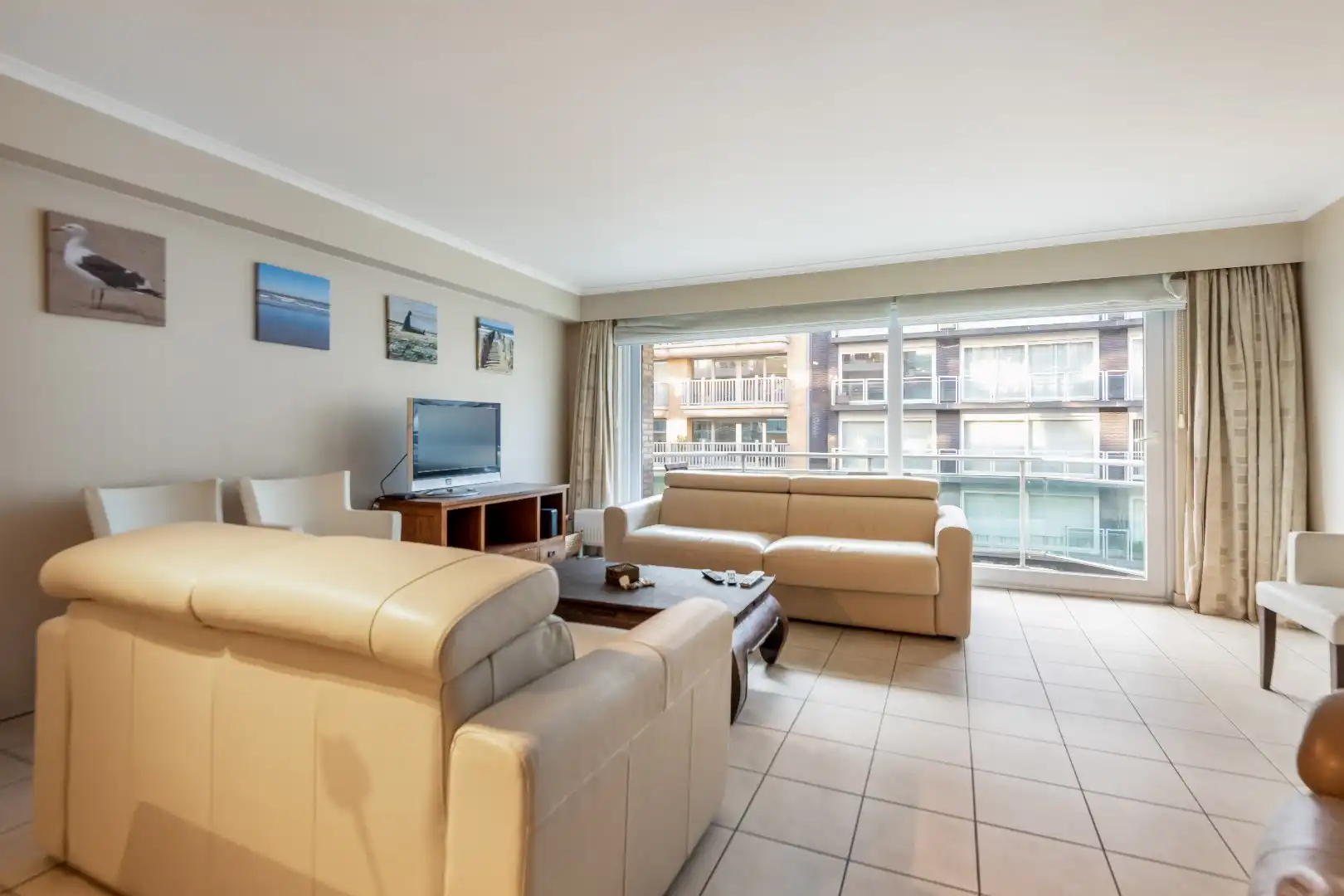 Aangenaam appartement met twee slpks gelegen op de Parmentierlaan vlakbij de Bayauxlaan. Parking mogelijk! foto 3