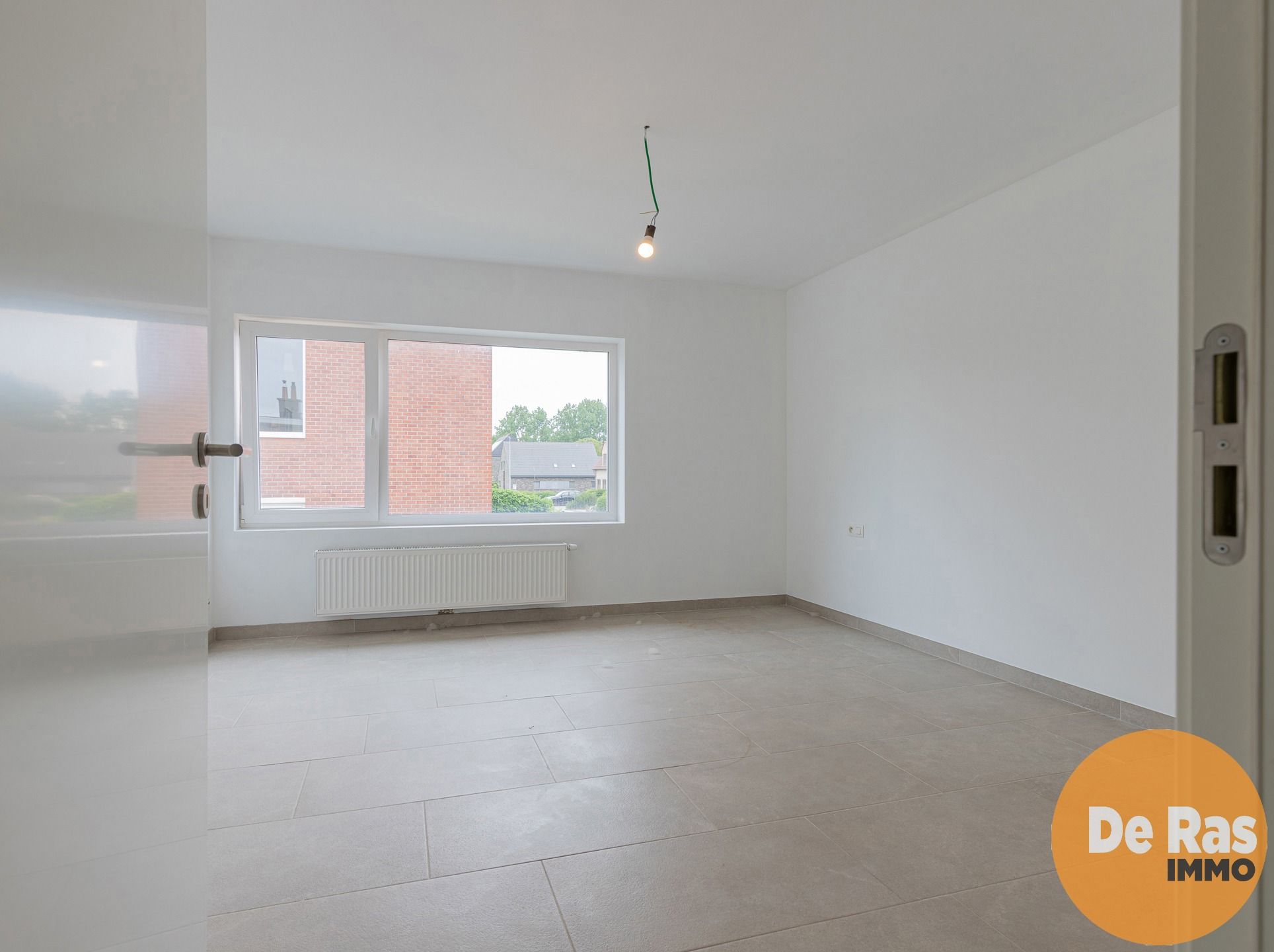 ERPE-MERE - Praktische halfopen woning met garage/loods. foto 12