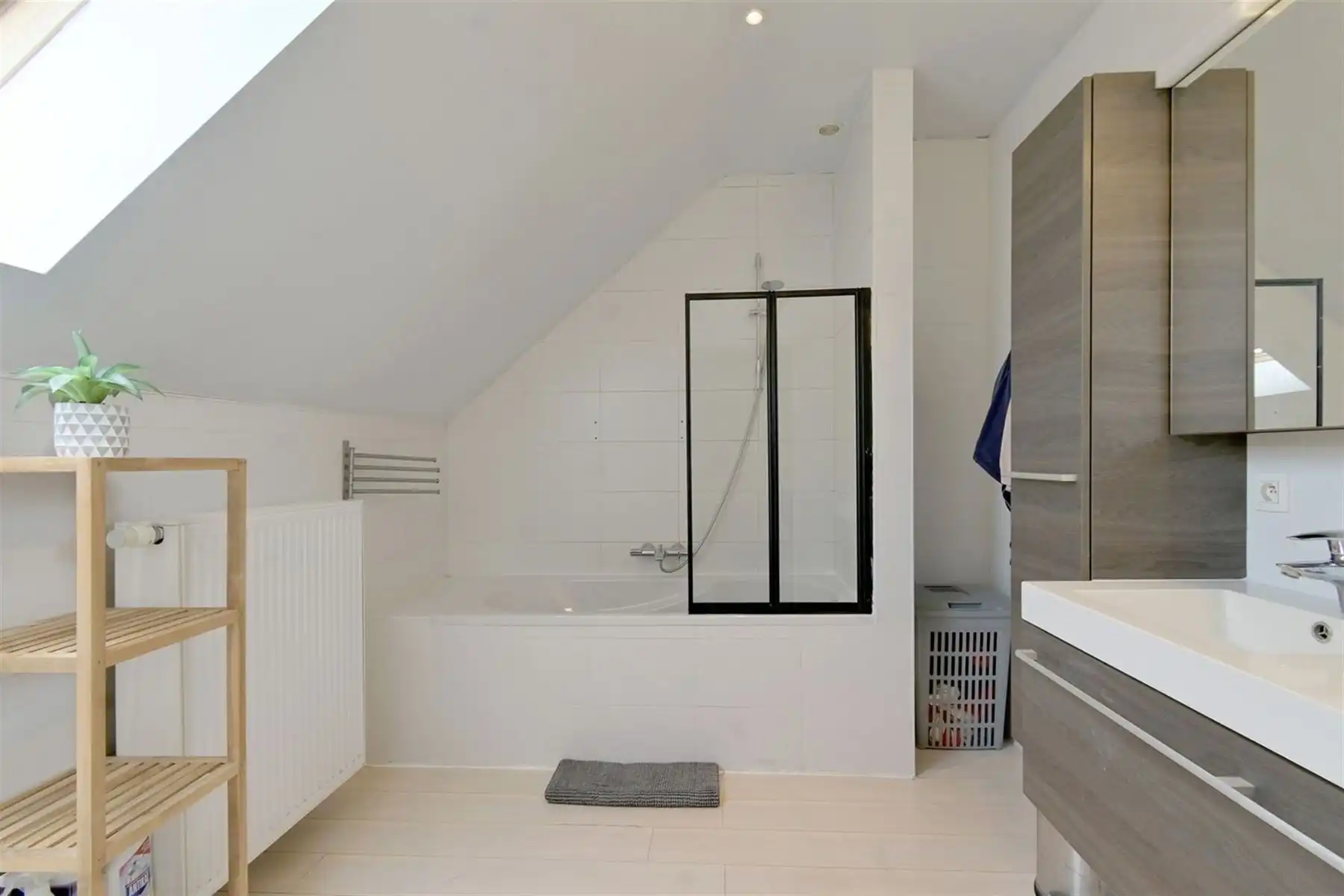 Gerenoveerde woning (2010) met 3slpk's en gezellige tuin! foto 14