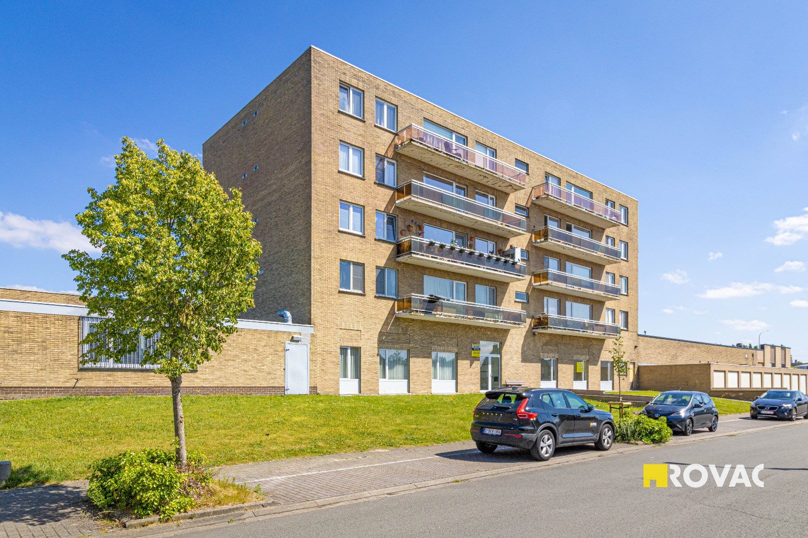 Lichtrijk appartement met 1 slaapkamer nabij de N36 foto {{pictureIndex}}