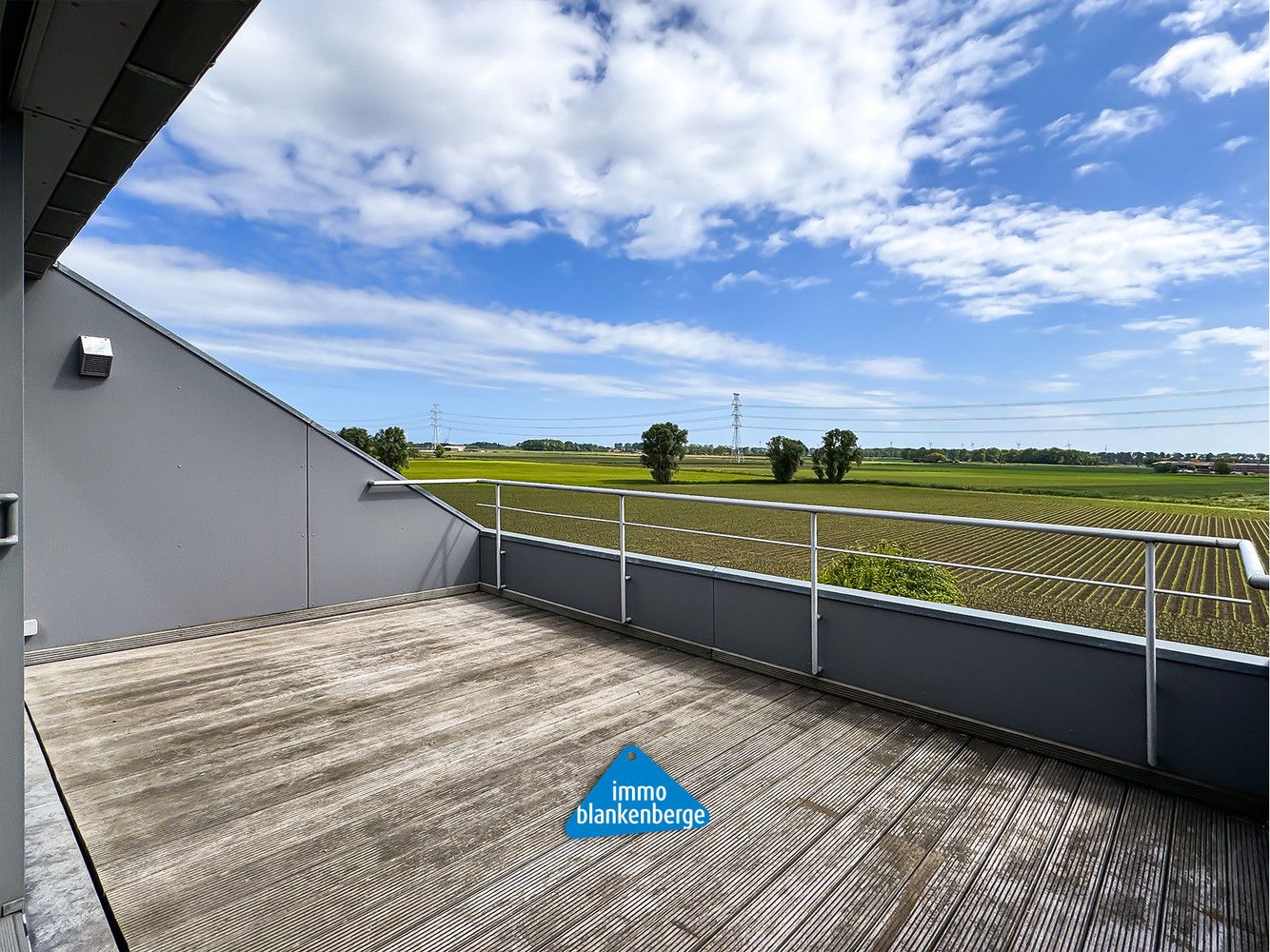 Ruim Appartement met Twee Slaapkamers en Prachtig Landelijk Zicht foto 2