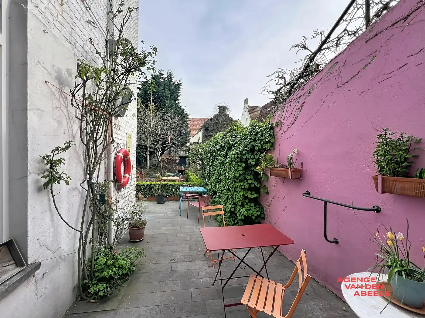 Centraal gelegen handelswoning met 4 slaapkamers en riante tuin  foto 21