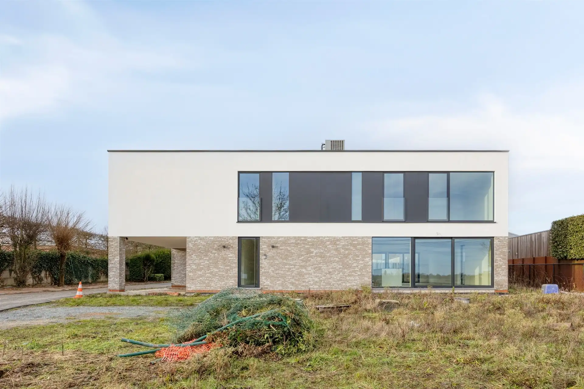 Commercieel gelegen, nieuwbouw praktijkruimte met wachtzaal en private parking! foto {{pictureIndex}}