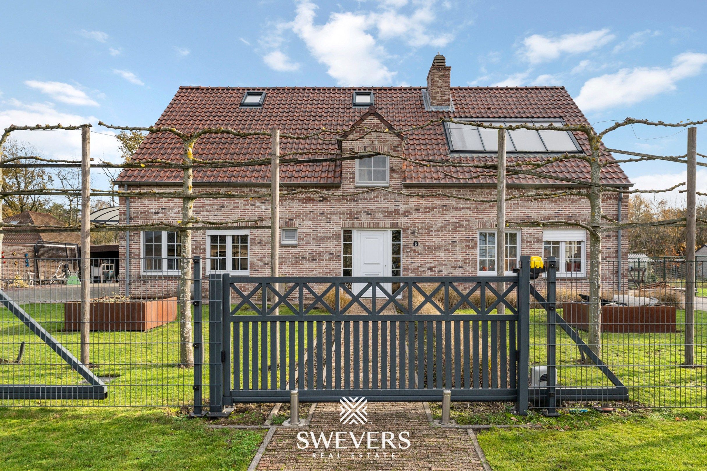 Instapklare Villa met Professionele Paardenaccommodatie:  foto {{pictureIndex}}