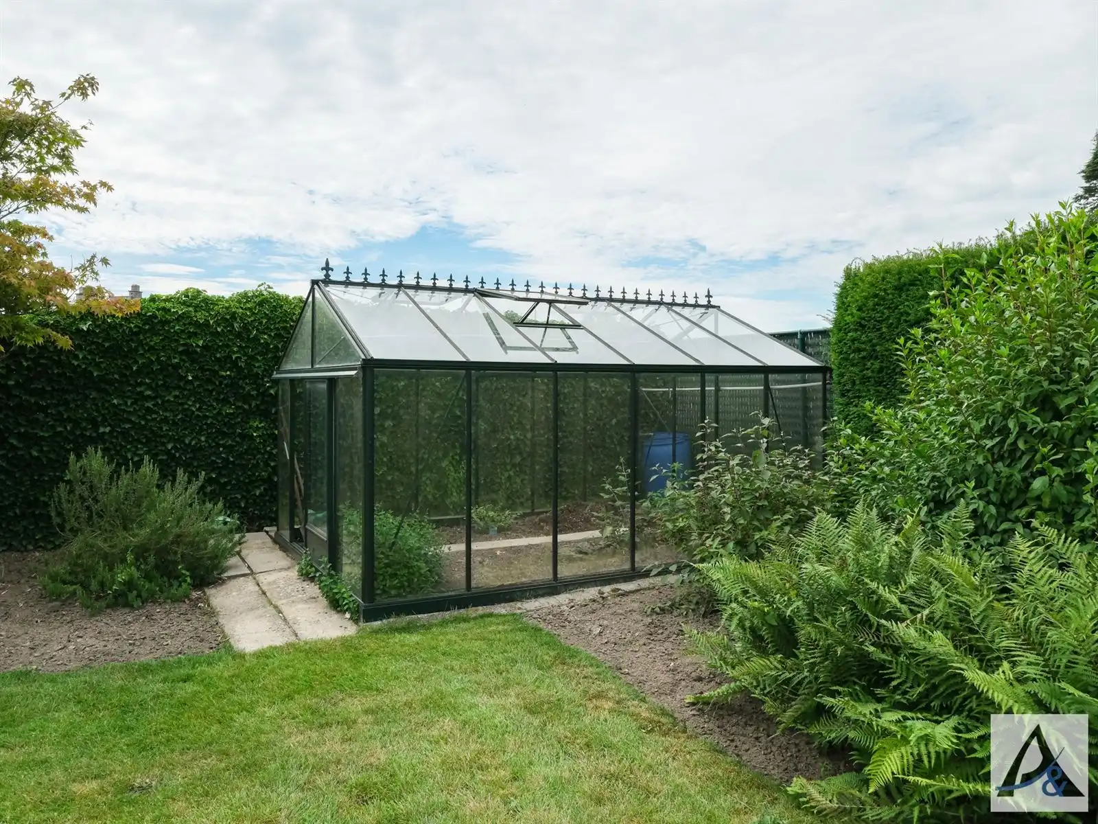 Exclusieve villa met ruime loods in hartje Munsterbilzen foto 13