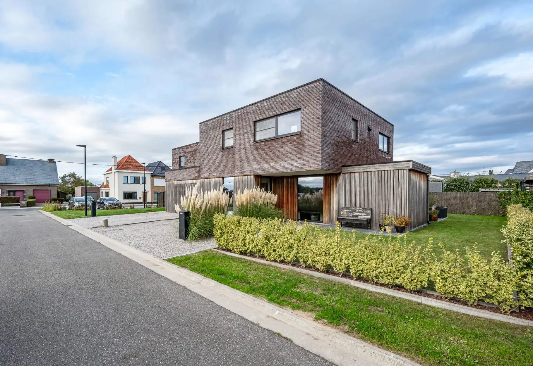 HALFOPEN BEN-WONING OP 323 M² foto {{pictureIndex}}
