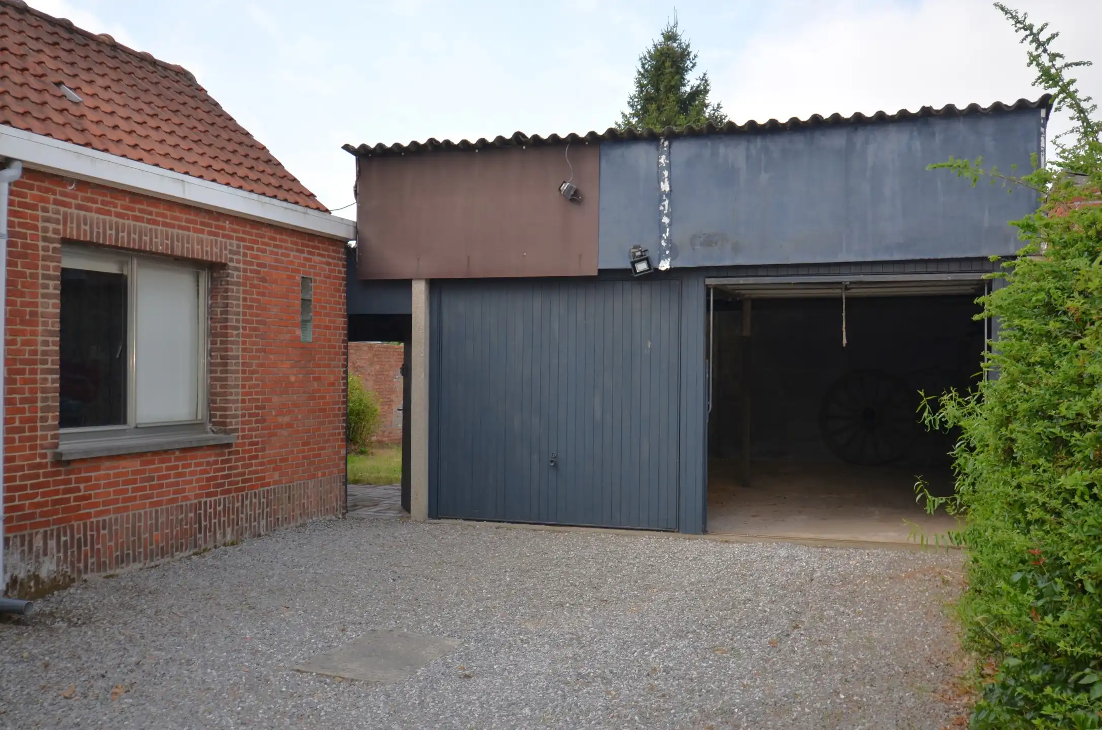 Te renoveren halfopen bebouwing met tuin en ruime garage foto 3