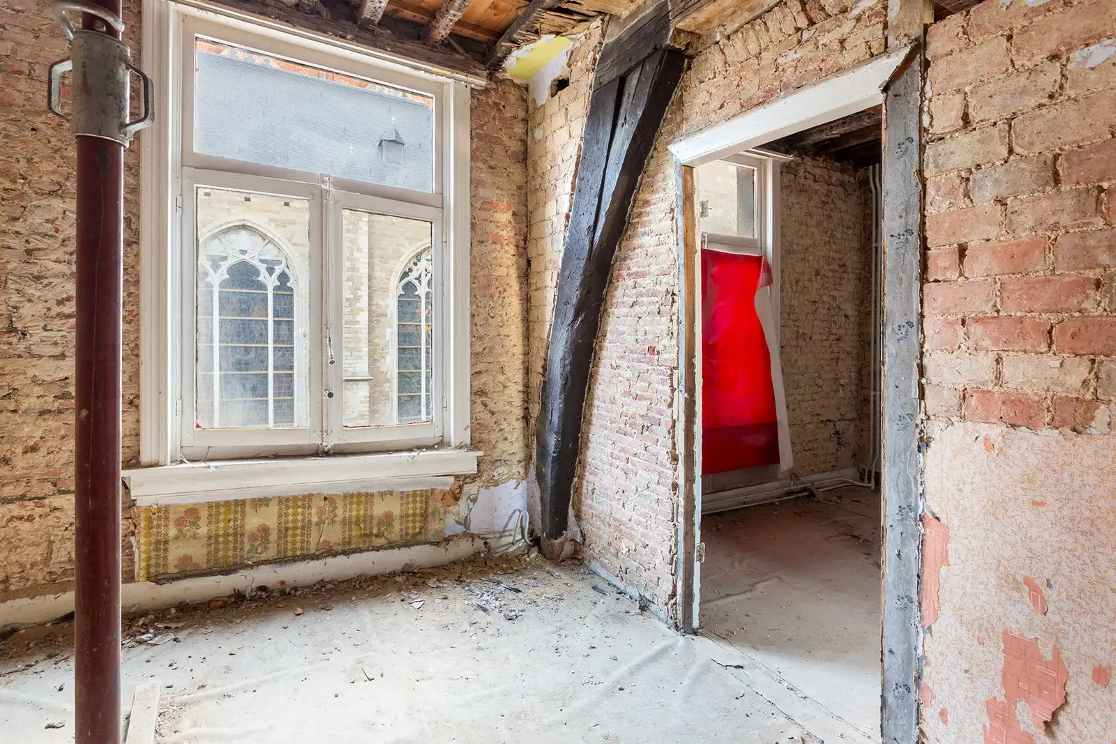 Ruime te renoveren woning met tuin en garage foto 12