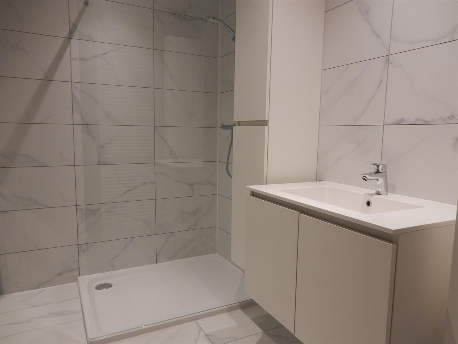 Ruime instapklare rijwoning met 4 slaapkamers en aangenaam terras. foto 3