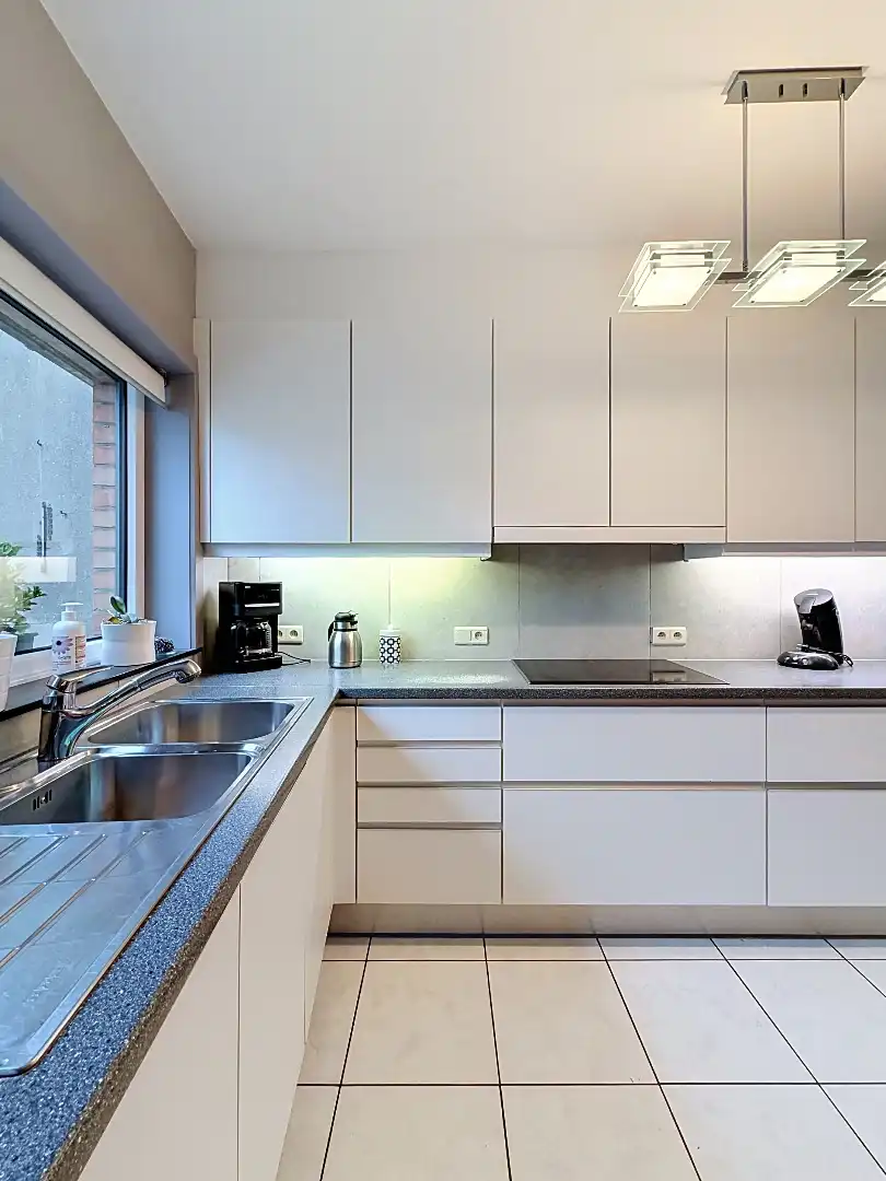 Instapklare bel-etage met drie slaapkamers, garage en zonnige buitenruimtes. foto 11