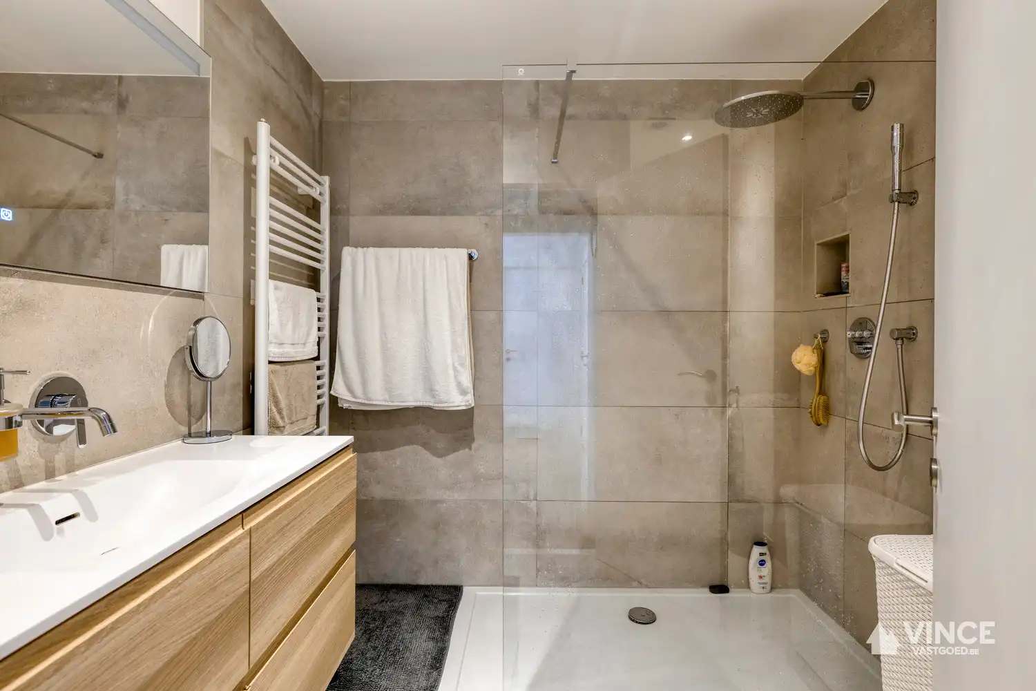 Volledig gerenoveerde en instapklare woning met terras foto 12