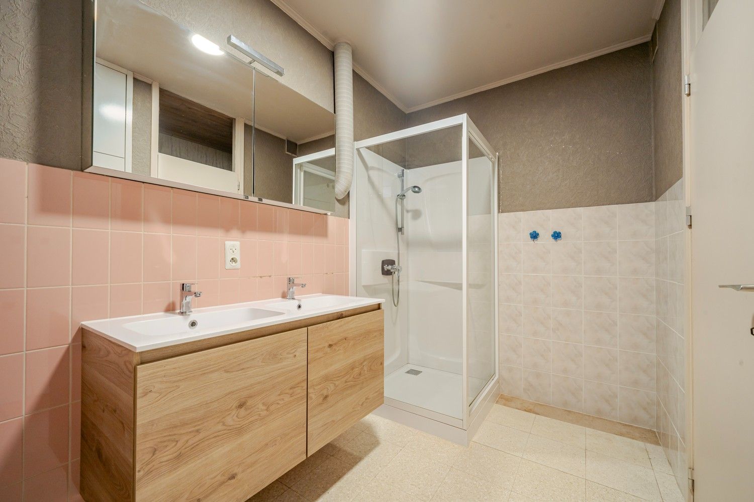 Alleenstaande woning met magazijn. foto 13