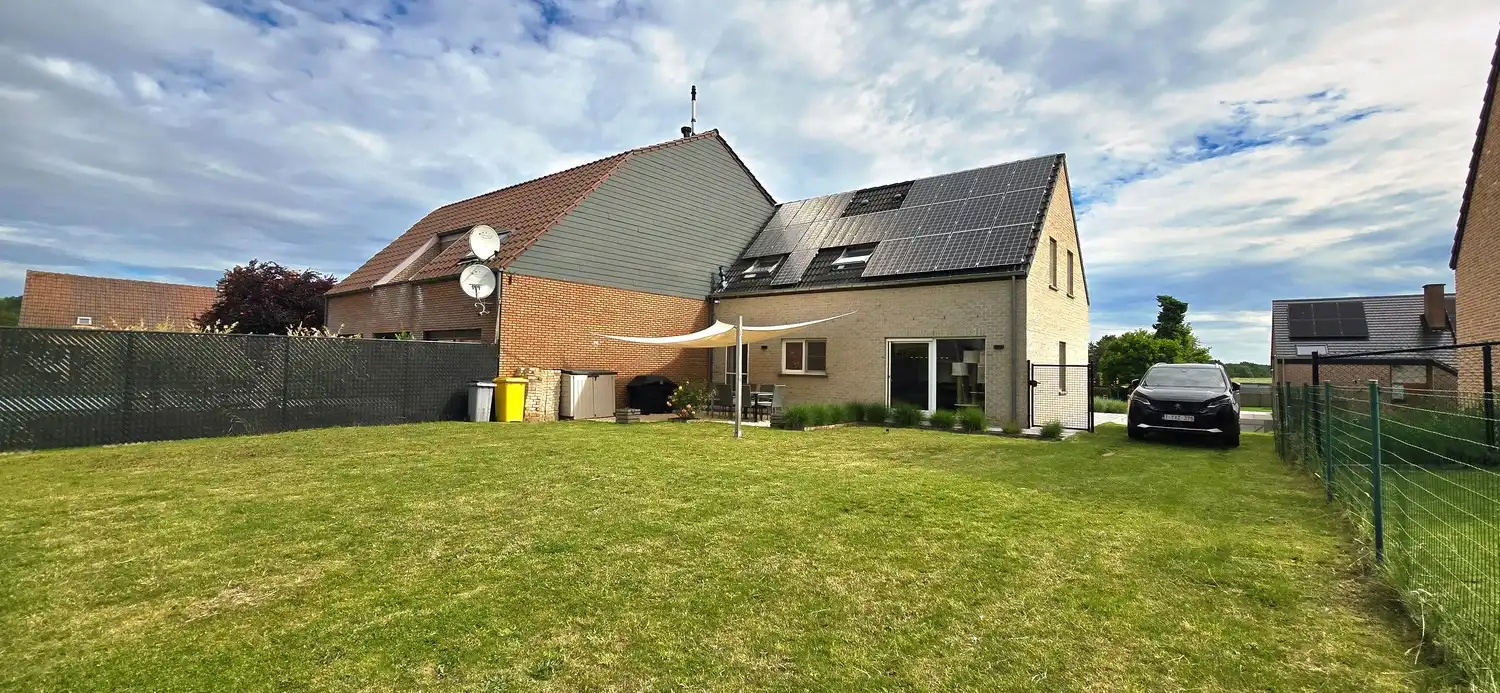 Instapklare halfopen gezinswoning met 4 slaapkamers, zonnepanelen en zonnige tuin foto 12