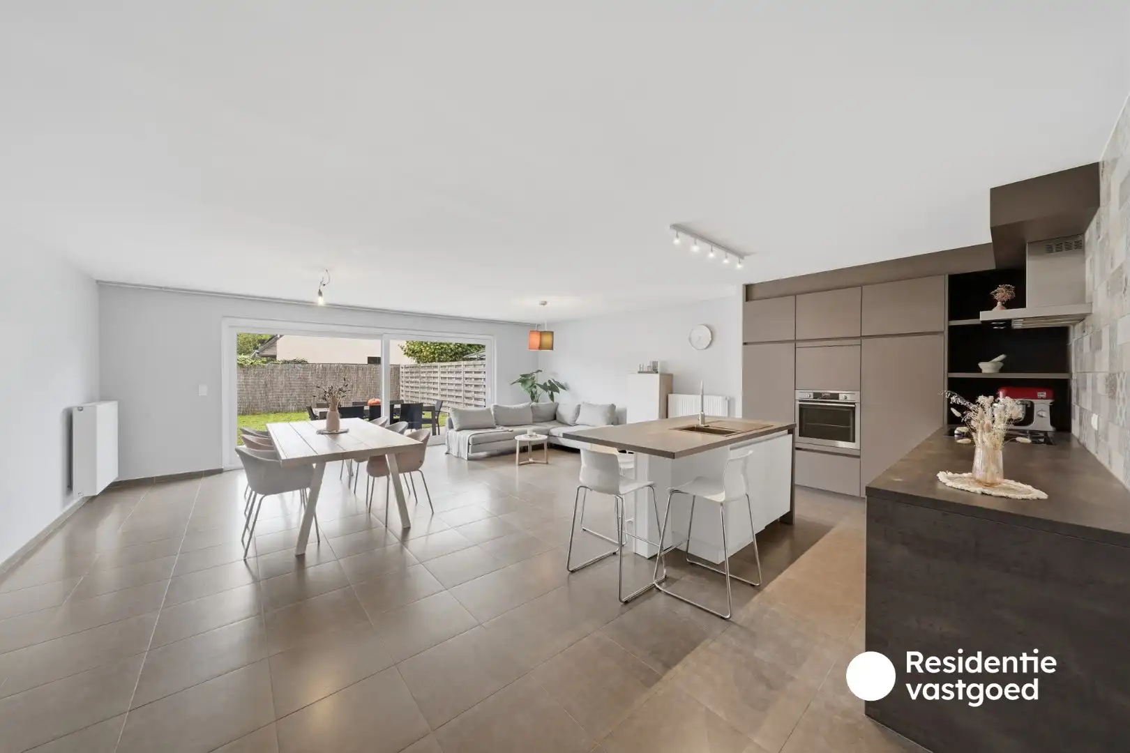 Recente en instapklare woning met 3 slaapkamers, garage en tuin te Zandvoorde! foto 4