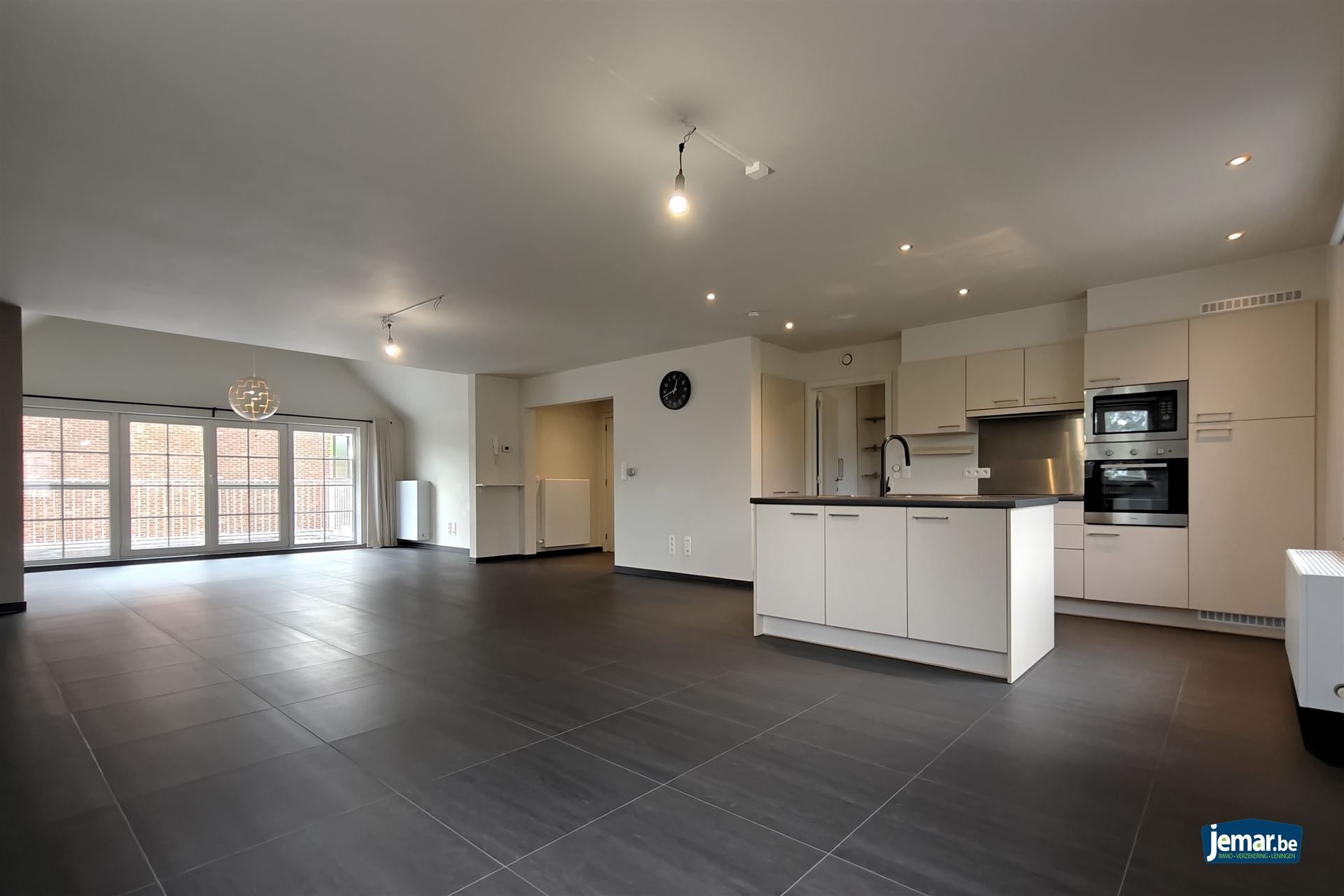 Ruime duplex (197m²) in een residentiële woonwijk te Munsterbilzen foto {{pictureIndex}}