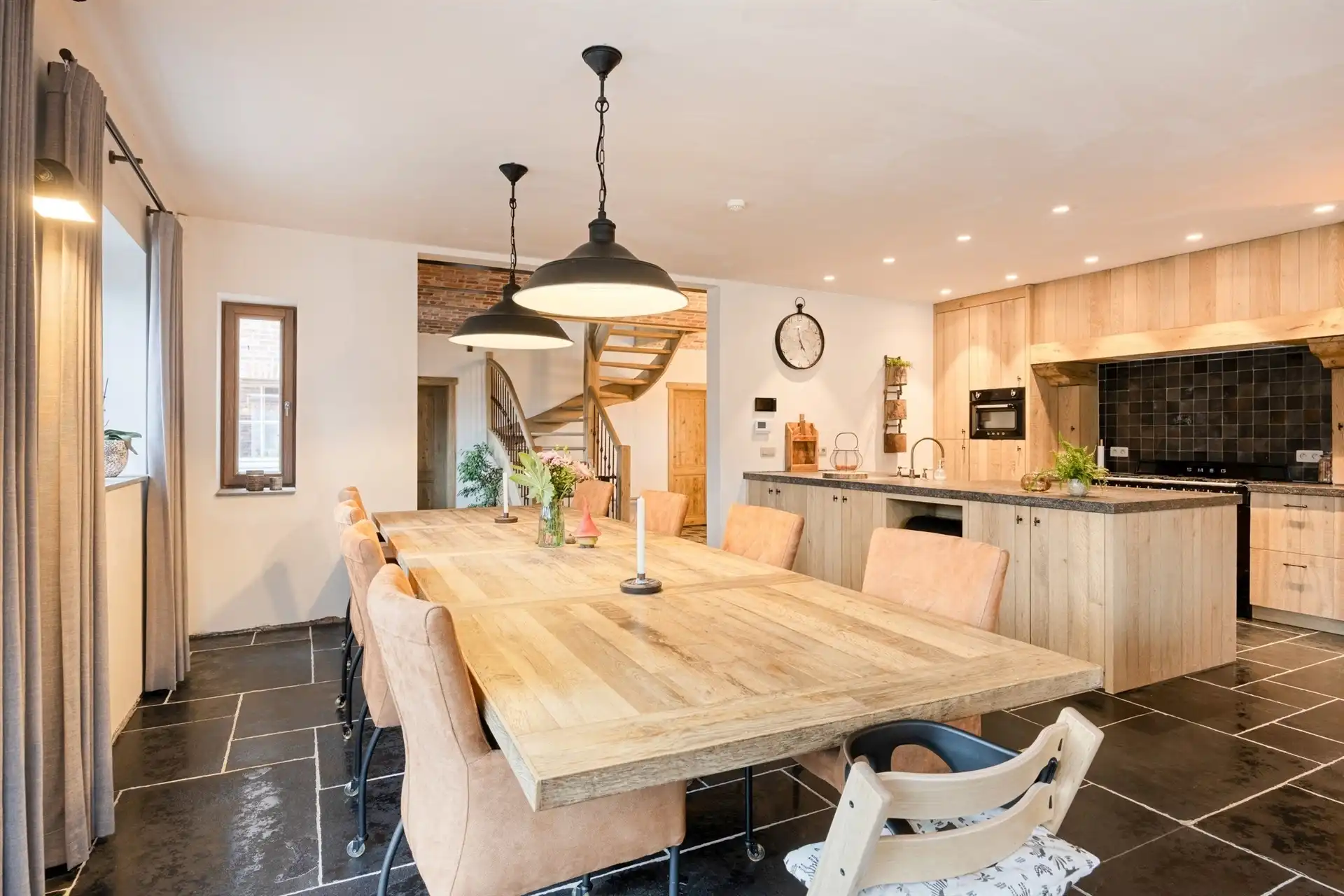 Volledige gerenoveerde woning met loods foto 11