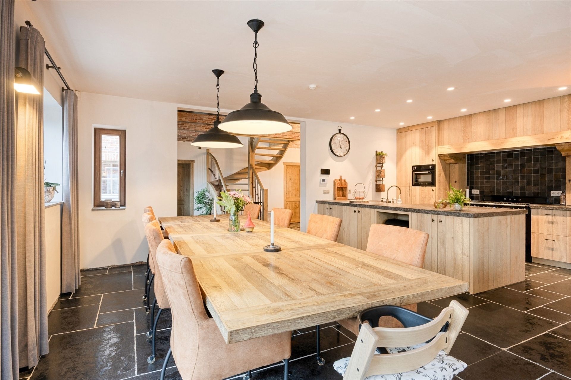 Volledige gerenoveerde woning met loods foto 11