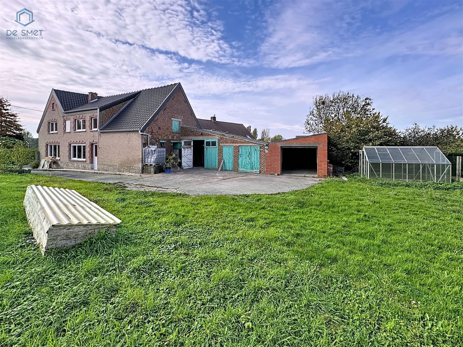 Te koop: Op te frissen gezinswoning met 3 slaapkamers, garage en tuin geen renovatieplicht! foto 2